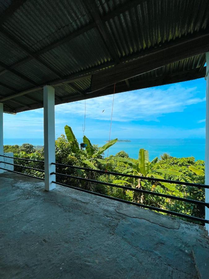 Отель The View Padang, Amazing View, Food, Drink, Sleep, Transport, 8 Mins Mentawai Fast Ferry Паданг Экстерьер фото