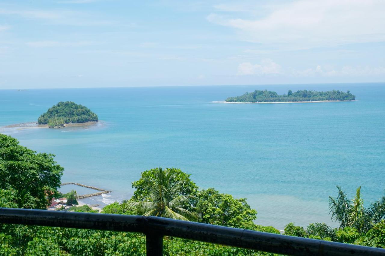 Отель The View Padang, Amazing View, Food, Drink, Sleep, Transport, 8 Mins Mentawai Fast Ferry Паданг Экстерьер фото