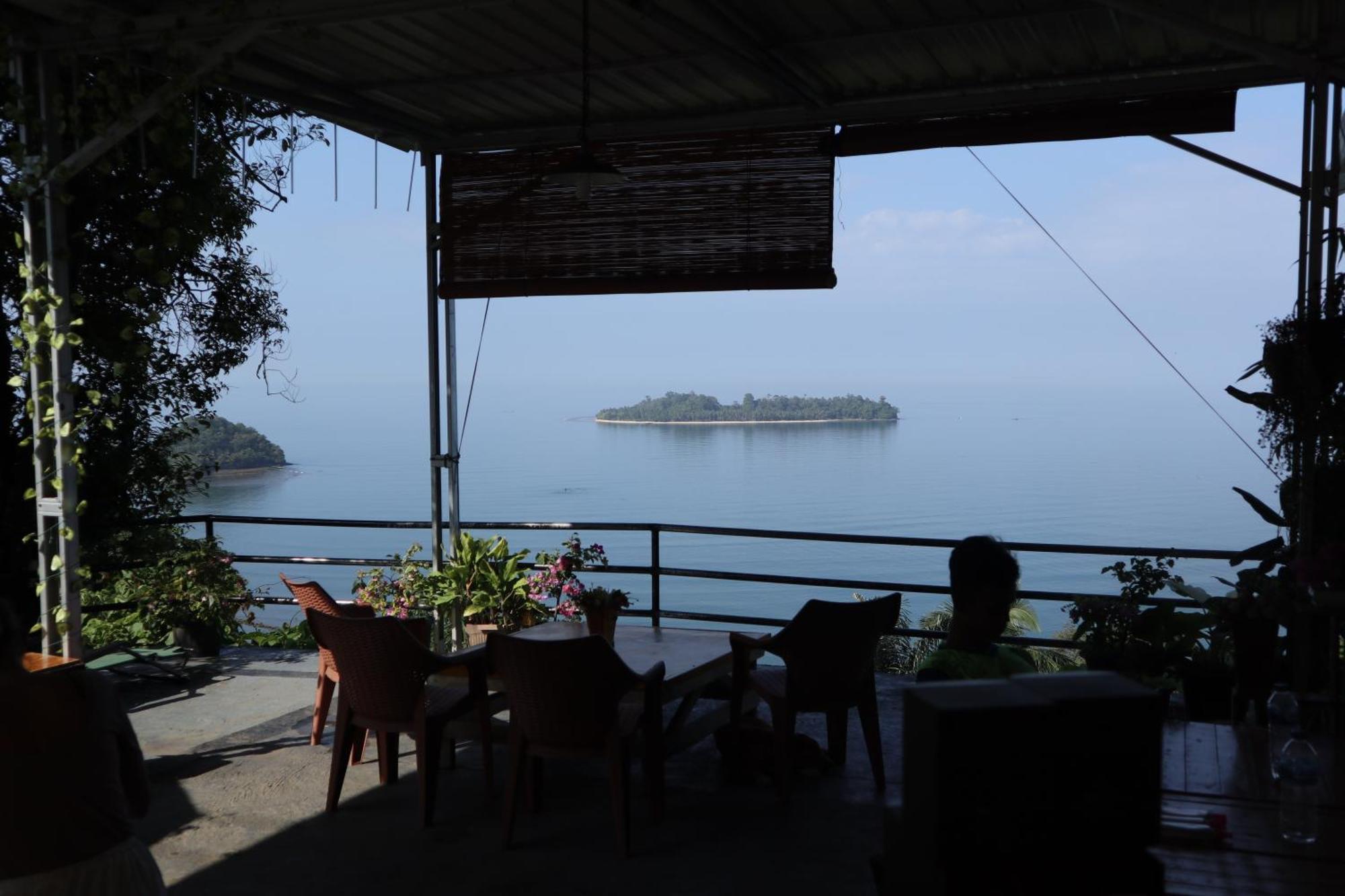 Отель The View Padang, Amazing View, Food, Drink, Sleep, Transport, 8 Mins Mentawai Fast Ferry Паданг Экстерьер фото